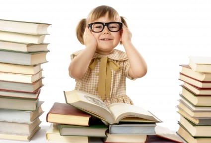 Маленькая девочка с книгами