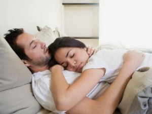 Мужчина обнимает девушку
