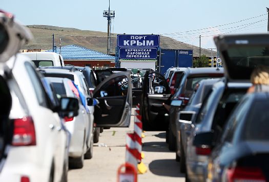 Не меньшие очереди в высокий сезон наблюдаются и в керченском порту!